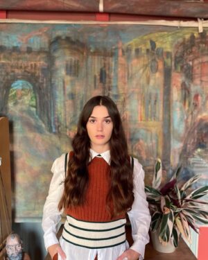 Sai Bennett Instagram - “Life imitates art far more than art imitates life” OW. 🌻
Thank you for the sweater vest of dreams from the dream collection by @lukeedwardhall x @gant #lehforgant