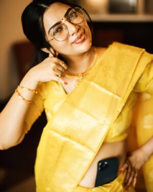 Sai Priya Deva Instagram - New style iPhone series version photos PC: @am_jerald #loveislove #loveyourself #differntvision #lifestyle #happy #yellowsaree #yellow #appleiphone #instagood #photoshoot