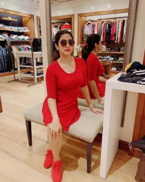 Sai Priya Deva Instagram - Merry Merry Christmas 🎄🎄🎄#christmas #happy #love #jesus #jesuschrist #spreadlove #spreadpositivity #enjoylife #selflove #red #color #happyday #xmas #xmastree #saipriyaa
