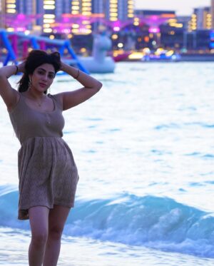 Sai Priya Deva Instagram - Once u over with something don’t turn back your head 🔥✌🏽👊🏼✌🏽#love #loveyourself #beach #dubai🇦🇪 #respect #selflove #selfrespect #selfcare #happy #kind #beautiful #life
