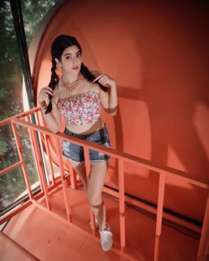 Sai Priya Deva Instagram - Only u can create your own world 🌍 what u gives u get back 🥰real law 🧚🏻🧚🏼‍♀️#creative #create #world #love #actress #photoshoot #photo #photography #law #lawofattraction makeup and styling @radhikamakeupandhair