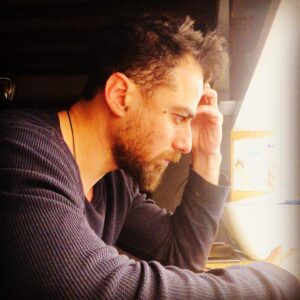 Said Serhan Instagram - ايد عالدماغ وايد على الكيبورد احسن ما تزحطلها شي فكرة برات الصحن #تركيز #سيناريو #مسلسلات #سعيد_سرحان #scriptwriting #screenplay #focus #thinkpositive #ideas