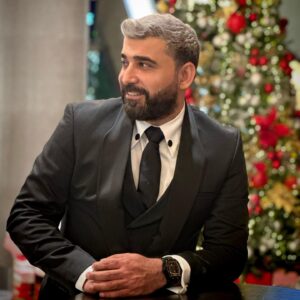 Saif Oreibi Instagram - ليلة ساحرة من الليالي التي لن أنساها بصحبة أختي الغالية وأمي الحبيبة .. تتزامن مع ذكرى ميلاد السيد المسيح عليه السلام ، ينتهي عام مَضى بكل ما فيه ويبدأ عام جديد بأحلام جديدة وأُمنيات أخرى .. شخصيتي واحدة لا تتغير .. لكن ما يتغير هو كل ما حولي من أماكن وأشخاص وأحداث .. قضيت حياتي كاملة أسقط وأنهض .. أتعثّر وأمضي قدماً .. تلك هي الحياة .. وذلك ما تعلمته .. أن أبتسم دائماً في وجه الصعاب وأنا على يقين تام بأن ذلك الوقت سيمضي .. لهذا لا أندم على ما فات .. لأني لا يمكنني تغييره ولا أخشى مما هو آت لأنه بيد الله وحده .  في النهاية أود أن أقول كل عام وأنتم بخير ملء قلبي الكبير الذي لم ولن تغيره السنوات