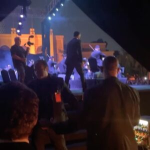 Saif Oreibi Instagram - ‎كاظم الساهر .. كل أغنية له مرت في خلفية حياتي .. أحببت على زيديني عشقاً .. وآلمني الفراق في أنا وليلى .. و"كان صديقي " حين "كثر الحديث عن التي أهواها ".. كنت معه حين قال "أحبيني " .. واسيته حين قال "إني خيرتك فإختاري" .. كنت شاهداً في صفه أمام "المحكمة" .. كم تمنيت أن أعرف من تلك "المستبده" التي "فرشت رمل البحر ونامت"  ثم عادت لتسأل "أتحبني بعد الذي كانَ ؟!" .. فسكت كاظم وأجابتها "الحياة" على سؤالها عن طريق "الرسم بالكلمات" .. كم تمشينا معاً في "مدينة الحب" وواجهنا "التحديات " .. وعرفت معه "الحب المستحيل " كاظم الساهر هو رفيقي الدائم الذي لا يعرف كم أحبه لو كان الفن إنساناً لكان كاظم الساهر .. هو ليس في كتاب التاريخ بل هو التاريخ ذاته ❤️🤟