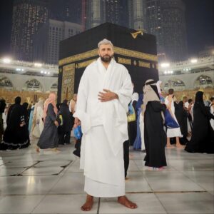 Saif Oreibi Instagram - لست كاملاً .. لكني متصالح مع عيوبي .. لست صالحاً لكنني مستور .. أتقرب إلى الله قدر ما استطيع وأقوّم نفسي بكل ما أوتيت من حب لله .. أحاول أن أترك أكون الحدث الأجمل في حياة الآخرين .. يمنحني الله فرصة جديدة في كل مرة أظن أنها النهاية .. يرزقني ويكرمني ويجمل صورتي في أعين الناس .. أرى في حياتي دعوات أمي التي ترفع من رصيد الستر .. لذلك أتوكل على الله في كل ما أفعل ولا أخشى شيئاً وأنا على يقين تام أن الأمور ستكون بخير دائماً في النهاية
الحمدلله كثيراً🙏🏽