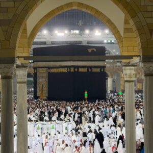 Saif Oreibi Instagram - لست كاملاً .. لكني متصالح مع عيوبي .. لست صالحاً لكنني مستور .. أتقرب إلى الله قدر ما استطيع وأقوّم نفسي بكل ما أوتيت من حب لله .. أحاول أن أترك أكون الحدث الأجمل في حياة الآخرين .. يمنحني الله فرصة جديدة في كل مرة أظن أنها النهاية .. يرزقني ويكرمني ويجمل صورتي في أعين الناس .. أرى في حياتي دعوات أمي التي ترفع من رصيد الستر .. لذلك أتوكل على الله في كل ما أفعل ولا أخشى شيئاً وأنا على يقين تام أن الأمور ستكون بخير دائماً في النهاية
الحمدلله كثيراً🙏🏽