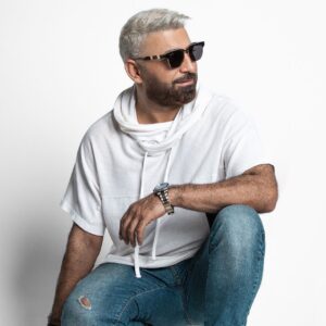 Saif Oreibi Instagram - أعشق البدايات الجديدة .. لي طريقة يستغربها الجميع في التجاوز .. لا أوقف حياتي على أحد .. ولن أفعل أبداً .. من يحبني يحبني على ما أنا عليه .. بعصبيتي وهدوئي بقلقي وطمأنينتي .. بحزني الغامر وفيض سعادتي .. يكن بجواري في لحظات انطفائي .. لأكن بجانبه في لحظات سطوعي .. أستشعر بجواره صدق الحب ووفاء الوعود .. أستودعه قلبي وأنا مطمئن .. وأترك حياتي بين يديه دون أن أقلق