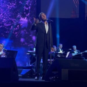 Saif Oreibi Instagram - ‎كاظم الساهر .. كل أغنية له مرت في خلفية حياتي .. أحببت على زيديني عشقاً .. وآلمني الفراق في أنا وليلى .. و"كان صديقي " حين "كثر الحديث عن التي أهواها ".. كنت معه حين قال "أحبيني " .. واسيته حين قال "إني خيرتك فإختاري" .. كنت شاهداً في صفه أمام "المحكمة" .. كم تمنيت أن أعرف من تلك "المستبده" التي "فرشت رمل البحر ونامت"  ثم عادت لتسأل "أتحبني بعد الذي كانَ ؟!" .. فسكت كاظم وأجابتها "الحياة" على سؤالها عن طريق "الرسم بالكلمات" .. كم تمشينا معاً في "مدينة الحب" وواجهنا "التحديات " .. وعرفت معه "الحب المستحيل " كاظم الساهر هو رفيقي الدائم الذي لا يعرف كم أحبه لو كان الفن إنساناً لكان كاظم الساهر .. هو ليس في كتاب التاريخ بل هو التاريخ ذاته ❤️🤟