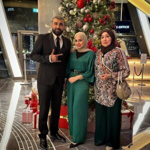Saif Oreibi Instagram - ليلة ساحرة من الليالي التي لن أنساها بصحبة أختي الغالية وأمي الحبيبة .. تتزامن مع ذكرى ميلاد السيد المسيح عليه السلام ، ينتهي عام مَضى بكل ما فيه ويبدأ عام جديد بأحلام جديدة وأُمنيات أخرى .. شخصيتي واحدة لا تتغير .. لكن ما يتغير هو كل ما حولي من أماكن وأشخاص وأحداث .. قضيت حياتي كاملة أسقط وأنهض .. أتعثّر وأمضي قدماً .. تلك هي الحياة .. وذلك ما تعلمته .. أن أبتسم دائماً في وجه الصعاب وأنا على يقين تام بأن ذلك الوقت سيمضي .. لهذا لا أندم على ما فات .. لأني لا يمكنني تغييره ولا أخشى مما هو آت لأنه بيد الله وحده .  في النهاية أود أن أقول كل عام وأنتم بخير ملء قلبي الكبير الذي لم ولن تغيره السنوات