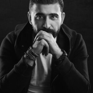 Saif Oreibi Instagram - أبدأ عام جديد في حياتي .. وانا عازم على ان أكمل طريقي نحو ما أحلم به .. وكلى أمل ان أترك أثر في هذا العالم .. عام بعد عام يمر .. ولا يكبر ذلك الطفل المشاكس بداخلي أبداً .. لازلت أركض خلف أحلامي وكأني أطارد فراشة في بستان مسحور .. لذلك أظنها ليست مصادفة أن يكون شهر ميلادي هو الشهر الذي يبدأ فيه فصل الربيع .. وان يشاركني رحلتي جميع الحالمين الخياليين المفعمين بالمشاعر مثلي من مواليد برج الحوت .. العمر بالنسبة لي مُجرد رقم ليس إلا .. لأن قلبي سيظل دائماً كما هو 🤟