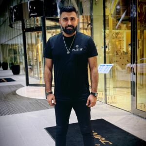 Saif Oreibi Instagram - بخطوات ثابتة أمضي في طريقي .. أؤمن بنفسي وأتمسك بحلمي لا أسعى لمنافسة أحد كل انسان له قمته التي يطمح إليها وطريقته الخاصة التي يتميز بها .. أنا أعشق الفن .. مُتيم بالموسيقى .. أحب الشعر .. أحب كل ما يُصنع بفن وكل ما يُترك بصمة في القلب وبهجة في النفس .. أنا أعمل ما أحب ومحظوظ بذلك كثيراً