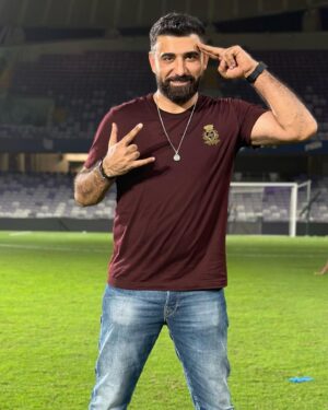 Saif Oreibi Instagram - شكراً لإدارة فريق النادي الأهلي ولاعبيه وجهازه الفني على الدعوة الكريمة وعلى تلك اللحظات التذكارية الرائعة التى لا تُنسى .. والتى تكللت وتجملت بكأس السوبر في ليلة من أجمل ليالي القلعة الحمراء باستاد هزاع بن زايد في دولة الإمارات العربية المتحدة .. وانتظروا أغنية إهداء من شركة مقام لفريق النادي الأهلي 

غناء وألحان عماد كمال 
كلمات أحمد حسن راؤول
#النادي_الاهلي @alahlyegypt 
#سيف_عريبي