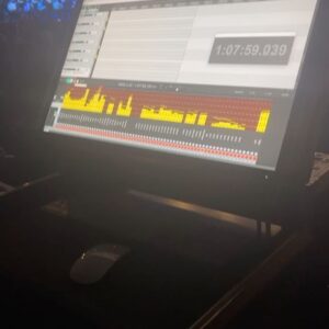 Saif Oreibi Instagram - ‎كاظم الساهر .. كل أغنية له مرت في خلفية حياتي .. أحببت على زيديني عشقاً .. وآلمني الفراق في أنا وليلى .. و"كان صديقي " حين "كثر الحديث عن التي أهواها ".. كنت معه حين قال "أحبيني " .. واسيته حين قال "إني خيرتك فإختاري" .. كنت شاهداً في صفه أمام "المحكمة" .. كم تمنيت أن أعرف من تلك "المستبده" التي "فرشت رمل البحر ونامت"  ثم عادت لتسأل "أتحبني بعد الذي كانَ ؟!" .. فسكت كاظم وأجابتها "الحياة" على سؤالها عن طريق "الرسم بالكلمات" .. كم تمشينا معاً في "مدينة الحب" وواجهنا "التحديات " .. وعرفت معه "الحب المستحيل " كاظم الساهر هو رفيقي الدائم الذي لا يعرف كم أحبه لو كان الفن إنساناً لكان كاظم الساهر .. هو ليس في كتاب التاريخ بل هو التاريخ ذاته ❤️🤟
