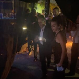 Saif Oreibi Instagram - ‎كاظم الساهر .. كل أغنية له مرت في خلفية حياتي .. أحببت على زيديني عشقاً .. وآلمني الفراق في أنا وليلى .. و"كان صديقي " حين "كثر الحديث عن التي أهواها ".. كنت معه حين قال "أحبيني " .. واسيته حين قال "إني خيرتك فإختاري" .. كنت شاهداً في صفه أمام "المحكمة" .. كم تمنيت أن أعرف من تلك "المستبده" التي "فرشت رمل البحر ونامت"  ثم عادت لتسأل "أتحبني بعد الذي كانَ ؟!" .. فسكت كاظم وأجابتها "الحياة" على سؤالها عن طريق "الرسم بالكلمات" .. كم تمشينا معاً في "مدينة الحب" وواجهنا "التحديات " .. وعرفت معه "الحب المستحيل " كاظم الساهر هو رفيقي الدائم الذي لا يعرف كم أحبه لو كان الفن إنساناً لكان كاظم الساهر .. هو ليس في كتاب التاريخ بل هو التاريخ ذاته ❤️🤟