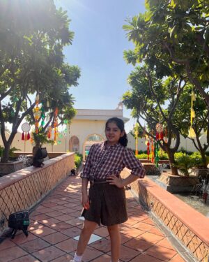 Saisha Bajaj Instagram - From Jaipur tour . 
#posing #pictureoftheday #instapic 
@lemeridienjaipur @kabir_s_bajaj @vintagefilmsphotography