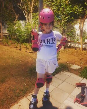 Saisha Bajaj Instagram - STOP WAITIING FOR TOMORROW, START NOW !! 

Learning to skate 🤗

#newsport #skating #learning