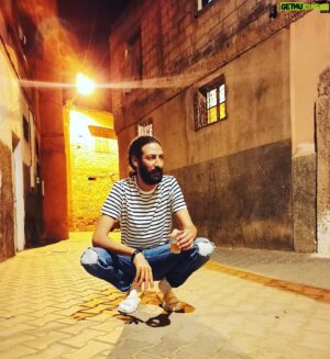 Salah Bensalah Instagram - لا يوجد فرق كبير بين الشرق والغرب، والجنوب والشمال ، فمهما كانت وجهتك، يجب أن تجعل الرحلة التي تقوم بها رحلة في داخلك
 #شمس_تبریزی