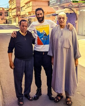 Salah Bensalah Instagram - #محموددرويش_أدب
 وأبي قال مرة :
الذي ما له وطن
ماله في الثرى ضريح
.. ونهاني عن السفر 

🎩🙏🫶