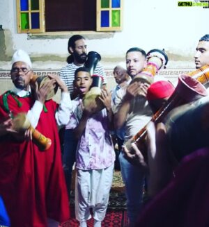 Salah Bensalah Instagram - لا يوجد فرق كبير بين الشرق والغرب، والجنوب والشمال ، فمهما كانت وجهتك، يجب أن تجعل الرحلة التي تقوم بها رحلة في داخلك
 #شمس_تبریزی