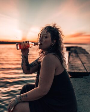 Salena Instagram - Ich habe in letzter Zeit gelernt auf meinen Körper zu hören. Ob es nun Essen, Getränke oder Menschen sind die sich nicht gut anfühlen.
Ich versuche davon Abstand zu halten.
Mein Körper sagt seit kurzer Zeit Nein zu Alkohol.
Zu jeder Art von Alkohol.
Ich liebe jedoch Wein. Und gute Alternativen.
Wie @winu_alkoholfrei 
Ja das hier ist Werbung.
Aber die mache ich extrem gerne weils mega schmeckt. Ich durfte die ,,Winade Weiß” und die Winade ,,Rosé” testen.
Beides mega nice.✨🫱🏽‍🫲🏼

Wenn es euch ähnlich geht, und ihr Lust habt was neues auszuprobieren, könnt ihr mit dem Code: WINU15 , die nächsten 7 Tage, 15% bei eurer Bestellung einsparen.
Lasst es euch schmecken.

Photography: @photosuly 

#WINU #alkoholfrei #wein #genuss #gesundleben #mybody #plötzlichaminfluencenhier