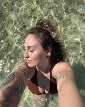 Salena Instagram - full day #islandhopping starting from #railaybay - dump
enjoy seeing me in my happy places. 🫱🏽‍🫲🏼😌

#vacation #backpacking #journey #breathe #sea #thailand #krabi #asia #🌴 #boat