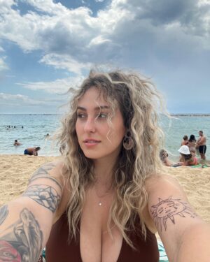 Salena Instagram - Barcelona ✨🤌🏻

#barcelona #spain #catalunya #travel #vacation #esc2023 #eurovision #curlyhair #beach