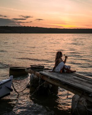 Salena Instagram - Ich habe in letzter Zeit gelernt auf meinen Körper zu hören. Ob es nun Essen, Getränke oder Menschen sind die sich nicht gut anfühlen.
Ich versuche davon Abstand zu halten.
Mein Körper sagt seit kurzer Zeit Nein zu Alkohol.
Zu jeder Art von Alkohol.
Ich liebe jedoch Wein. Und gute Alternativen.
Wie @winu_alkoholfrei 
Ja das hier ist Werbung.
Aber die mache ich extrem gerne weils mega schmeckt. Ich durfte die ,,Winade Weiß” und die Winade ,,Rosé” testen.
Beides mega nice.✨🫱🏽‍🫲🏼

Wenn es euch ähnlich geht, und ihr Lust habt was neues auszuprobieren, könnt ihr mit dem Code: WINU15 , die nächsten 7 Tage, 15% bei eurer Bestellung einsparen.
Lasst es euch schmecken.

Photography: @photosuly 

#WINU #alkoholfrei #wein #genuss #gesundleben #mybody #plötzlichaminfluencenhier