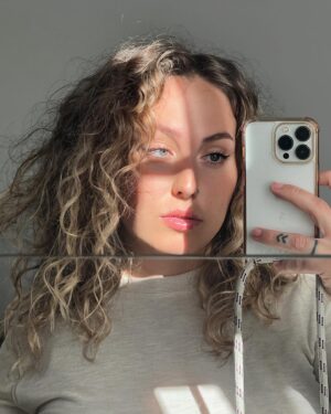 Salena Instagram - just me enjoying some sun in my apartment.☀️
#sun #sunshine #eurovision #esc2023 #curls #girlswithcurls