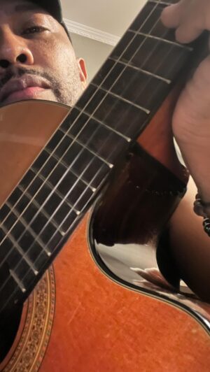 Salgadinho Instagram - Arranhando um Bolero Qualquer na viola
De ✍🏽📒( Lula Barbosa Alvaro Gomes/ Telma Alves)
Na época tive a ideia💡 de gravar com incidental em 
La Puerta & Quando Caminho Lado a Lado Com Você 
@jotamoraesmaestro arranjou e fomos muito felizes nessa obra
Que saudade 🥹🩶🎶
Pagode 90 é cultura
Pagode 90 é libertador
#pagode90