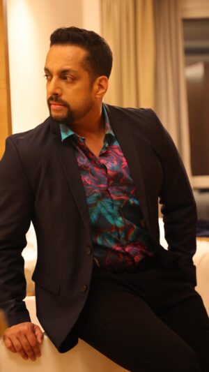 Salil Acharya Instagram - I tht if add some color to my life todayyy …. Ready to rock and roll in a bitt #playtime #showtime 
And i cudnt wait to use this song #khalasi
Photo credits : @malaysompura 
Hmu : @chaurasiapooja.mua