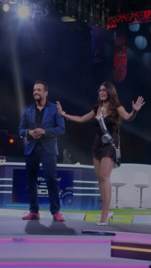 Salil Acharya Instagram - And this was the fabulous #gepl indias first ever e gaming league … incredible set up .. and this is the future of gaming in india … 
The fabulous team @sportsidd #raj #rohitpotphode @krishnadaswwani … taking the game to new heights ..
Shabdon ka king @jatiin_sharma weaving his magic 
@jetsynthesys @gepl_official 
And i couldnt have had a better and cuter co host @krissannb .. the first of many for us 
And my magical team 
Hmu : @chaurasiapooja.mua 
Digital magic : @01dhanashrinagwekarphotography 
#host #esports #gaming