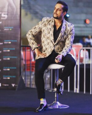 Salil Acharya Instagram - When the world is buzzing at a million miles an hour … ive always found space to shut down even in a live event 
As “mr miyagi “ used to say “wax on wax off “ 
For me its “switch on “ swith off”
Making me look great in his creations 
@kshitijchoudharyofficial 
#host #mma #salilacharya