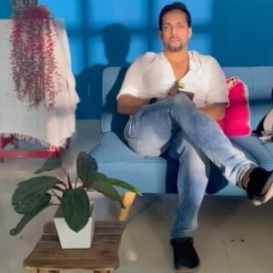 Salil Acharya Instagram - Me blabbering away while @ap.dhillxn soothes the soul .. #justlikethat coz i luv this track #explore #shoot with lights