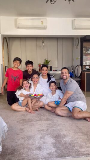 Salil Acharya Instagram - #happyholi … #familytime …