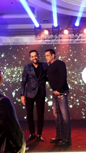 Salil Acharya Instagram - Been a whirlwind the last few days … but always such fun being with him on stage @beingsalmankhan bhai … @beinghumanclothing #salmankhan
Hmu : @chaurasiapooja.mua 
📹: @malaysompura 
#host