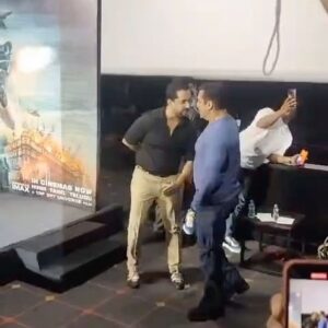 Salil Acharya Instagram - Once just once you have to experience the madness of being with him @beingsalmankhan #salmankhanfans #mania with all the fans going nuts …. #tiger3 more to follow tmrw