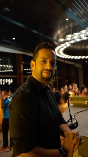 Salil Acharya Instagram - #jaishreeram a first for me … loved hosting the #mahaaarti … thankyou @sseemasinghh for calling me for this one … the collective energies of everyone just made the event so positive .. #ayodhya 
Fabulous bhajans by @hamara_naam_shubh and anjali
Editing and camera : @01dhanashrinagwekarphotography