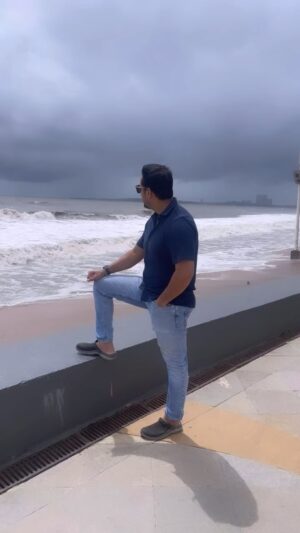 Salil Acharya Instagram - My mood these days … hahahaha #lifekasach #mood #mumbairains #juhu