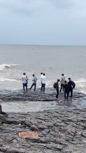 Salil Acharya Instagram - Thisbis exactly whats wrng with this new generation.. he could “die” be swept away … but of course who cares … this is how he will get the “million” views 
⚠️ #hightide but nooo … the police ought to lock up a few boys to set up an example … 5 mins pain will save a life #mumbai #monsoons