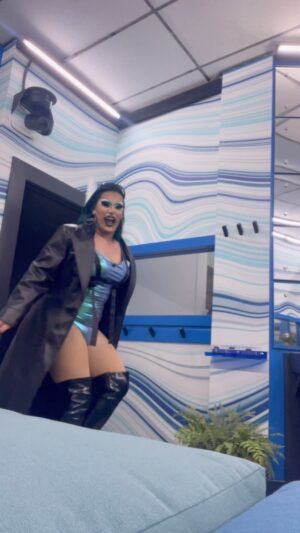 Salina EsTitties Instagram - Let’s give it up for the TRUE QUEEN 👑 of BB25.5 @nischelleturner !! 

 ALL NEW SEASON OF @bigbrothercbs starts tonight! #BB26 #BigBrother
