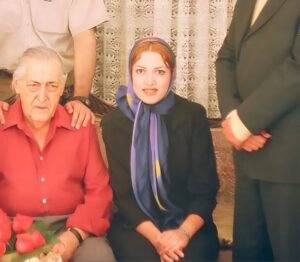 Salome Seyednia Instagram - عکس هایی از مصاحبه های من با جناب منوچهر شریف 
استاد امین الله رشیدی خواننده و آهنگساز
و دکتر جهانشاه برومند موزیسین برجسته و‌نوازنده ویلون 
در دهه هشتاد 🌟
ممنون از دوست و همکار عزیزی که این عکس ها را برام فرستاد🙏🏻🌸🙏🏻
این موسیقی زیبای ای ایران با ویلون هم ساخته دکتر برومند است👌🏻
#پاینده_ایران