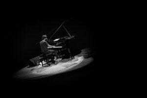 Salvador Sobral Instagram - Moitas grazas, Santiago.

Espero poder voltar muito em breve para este público galego que me compreende a tempo inteiro.

Viva las gallegas !!!!

📸 @xaviiglesias