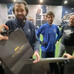 Salvador Sobral Instagram - Obrigado a tod@s s que me parabenizaram no meu 34º aniversário .

E neste dia especial fiz o que mais gosto de fazer na vida : cant…. Jogar à bola!! Para mim a sensação de entrar no campo é muito parecida à de entrar no palco, uma adrenalina  desmedida.

Como se isso não bastasse, o meu amigo @andremonasantos ( com a preciosíssima ajuda do queridíssimo @franciscovgguimaraes ) deu-me o melhor presente que já recebi na vida- a jersey AUTOGRAFADA do melhor jogador do mundo - Bernardo Silva . 

Swipe right para a minha única boa jogada  no jogo. Acusei o peso da camisola e não joguei como gostaria. O @music_joelsilva falhou o golo mas a jogada ficou bonita. Na baliza contrária estava a @__claralacerda__  que quase não deixou entrar nenhuma bola .

3- foto do jantar de amigues 

Such a perfect day…