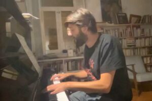 Salvador Sobral Instagram - Gravei esta canção lindíssima da @marcia__ig há uns anos para o seu disco.

Hoje voltei a pensar nela

Pega em mim