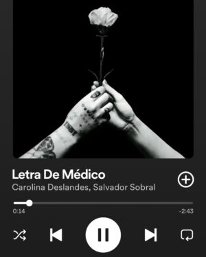 Salvador Sobral Instagram - Conheci a @carolinadeslandes no liceu, há quase 20 anos, e na semana passada saiu a nossa primeira canção juntos . 

Um dueto que esperou todo este tempo para acontecer tem que ser especial . E foi, pelo menos pra nós .

A canção é dela , eu só cantei, que é o que mais gosto de fazer . 

Letra de médico