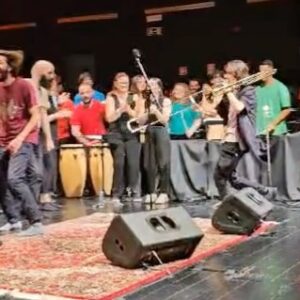 Salvador Sobral Instagram - Ontem vivi das experiências mais gratificantes da minha vida .

A jobra é um pequeno oásis de esperança perdido no meio deste país . 

A @jobraedu é uma utopia realizada. s alun@s vivem no meio da música e para a música .
 têm um amor genuíno por aquilo e uns pelos outros . Sao solidarios e querem que a pessoa que está ao seu lado dê o melhor de si naquele momento .

Iniciativas como esta restauram a minha fé num futuro melhor para a humanidade . 
Estes adolescentes são um amanhã cheio de confiança e perspectiva .

Se não conhecem a escola e o seu programa por favor vão informar-se, vale muito a pena conhecer estes jovens.

Obrigado pelo convite, nunca vou esquecer estes dias.

Obrigado aos stôres, à direção , produção e sobretudo aos BICHOS DA BRANCA!!!!!

Até breve

📸 NM live on stage e @misterquintela
