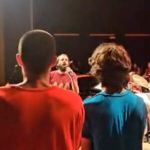 Salvador Sobral Instagram - Ontem vivi das experiências mais gratificantes da minha vida .

A jobra é um pequeno oásis de esperança perdido no meio deste país . 

A @jobraedu é uma utopia realizada. s alun@s vivem no meio da música e para a música .
 têm um amor genuíno por aquilo e uns pelos outros . Sao solidarios e querem que a pessoa que está ao seu lado dê o melhor de si naquele momento .

Iniciativas como esta restauram a minha fé num futuro melhor para a humanidade . 
Estes adolescentes são um amanhã cheio de confiança e perspectiva .

Se não conhecem a escola e o seu programa por favor vão informar-se, vale muito a pena conhecer estes jovens.

Obrigado pelo convite, nunca vou esquecer estes dias.

Obrigado aos stôres, à direção , produção e sobretudo aos BICHOS DA BRANCA!!!!!

Até breve

📸 NM live on stage e @misterquintela