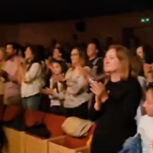 Salvador Sobral Instagram - Ontem vivi das experiências mais gratificantes da minha vida .

A jobra é um pequeno oásis de esperança perdido no meio deste país . 

A @jobraedu é uma utopia realizada. s alun@s vivem no meio da música e para a música .
 têm um amor genuíno por aquilo e uns pelos outros . Sao solidarios e querem que a pessoa que está ao seu lado dê o melhor de si naquele momento .

Iniciativas como esta restauram a minha fé num futuro melhor para a humanidade . 
Estes adolescentes são um amanhã cheio de confiança e perspectiva .

Se não conhecem a escola e o seu programa por favor vão informar-se, vale muito a pena conhecer estes jovens.

Obrigado pelo convite, nunca vou esquecer estes dias.

Obrigado aos stôres, à direção , produção e sobretudo aos BICHOS DA BRANCA!!!!!

Até breve

📸 NM live on stage e @misterquintela