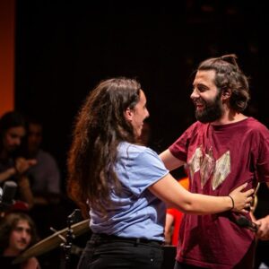 Salvador Sobral Instagram - Ontem vivi das experiências mais gratificantes da minha vida .

A jobra é um pequeno oásis de esperança perdido no meio deste país . 

A @jobraedu é uma utopia realizada. s alun@s vivem no meio da música e para a música .
 têm um amor genuíno por aquilo e uns pelos outros . Sao solidarios e querem que a pessoa que está ao seu lado dê o melhor de si naquele momento .

Iniciativas como esta restauram a minha fé num futuro melhor para a humanidade . 
Estes adolescentes são um amanhã cheio de confiança e perspectiva .

Se não conhecem a escola e o seu programa por favor vão informar-se, vale muito a pena conhecer estes jovens.

Obrigado pelo convite, nunca vou esquecer estes dias.

Obrigado aos stôres, à direção , produção e sobretudo aos BICHOS DA BRANCA!!!!!

Até breve

📸 NM live on stage e @misterquintela
