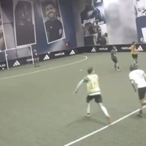 Salvador Sobral Instagram - Obrigado a tod@s s que me parabenizaram no meu 34º aniversário .

E neste dia especial fiz o que mais gosto de fazer na vida : cant…. Jogar à bola!! Para mim a sensação de entrar no campo é muito parecida à de entrar no palco, uma adrenalina  desmedida.

Como se isso não bastasse, o meu amigo @andremonasantos ( com a preciosíssima ajuda do queridíssimo @franciscovgguimaraes ) deu-me o melhor presente que já recebi na vida- a jersey AUTOGRAFADA do melhor jogador do mundo - Bernardo Silva . 

Swipe right para a minha única boa jogada  no jogo. Acusei o peso da camisola e não joguei como gostaria. O @music_joelsilva falhou o golo mas a jogada ficou bonita. Na baliza contrária estava a @__claralacerda__  que quase não deixou entrar nenhuma bola .

3- foto do jantar de amigues 

Such a perfect day…